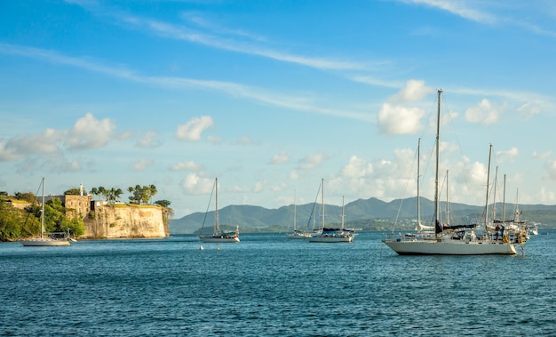 Yachten verankert im Hafen von Fort De France mit Festung im Hintergrund FortDeFrance Martinique Französische Übersee-Departements