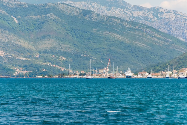 Yachten verschiedener Größen und große Schiffe liegen im Hafen von Tivat.