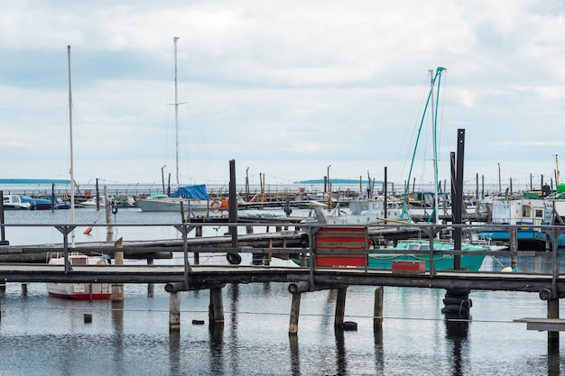 Yachthafen mit Holzpfeilern am Onega-See in Petrozavodsk