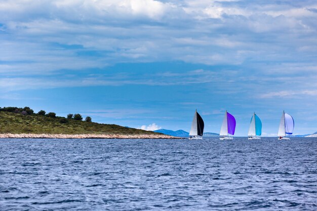 Yachtregatta an der Adria bei windigem Wetter