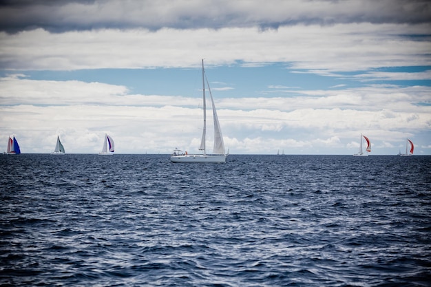 Yachtregatta an der Adria bei windigem Wetter