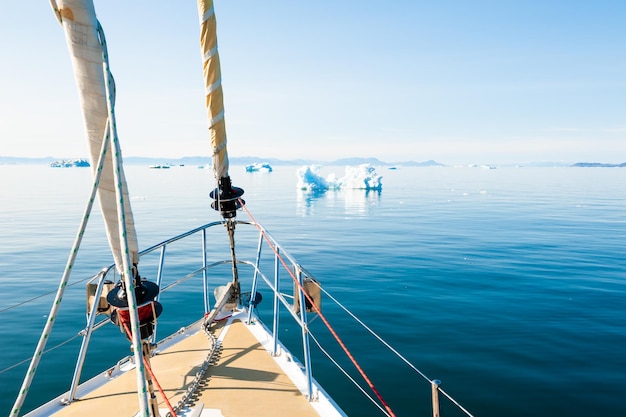 Yachtsegeln zwischen Eisbergen im Atlantik in Grönland