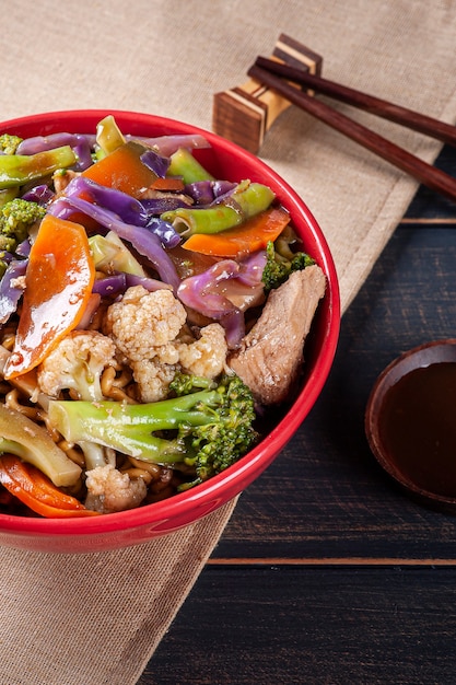 Yakisoba, famoso macarrão frito japonês, com carne e vegetais.