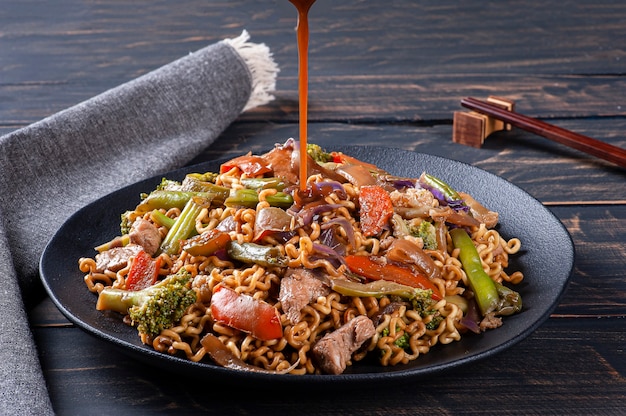 Yakisoba, famosos fideos fritos japoneses, con carne y verduras.