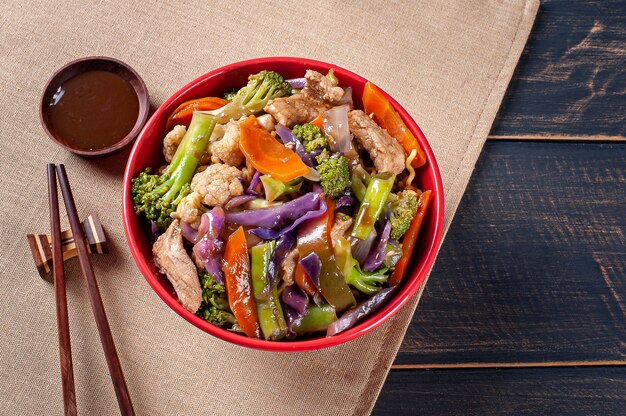 Yakisoba, famosos fideos fritos japoneses, con carne y verduras.