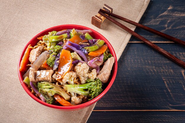 Foto yakisoba, famosos fideos fritos japoneses, con carne y verduras.