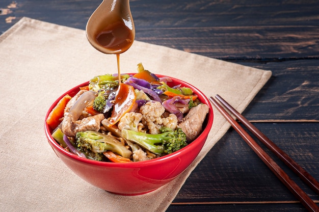 Yakisoba, famosos fideos fritos japoneses, con carne y verduras.