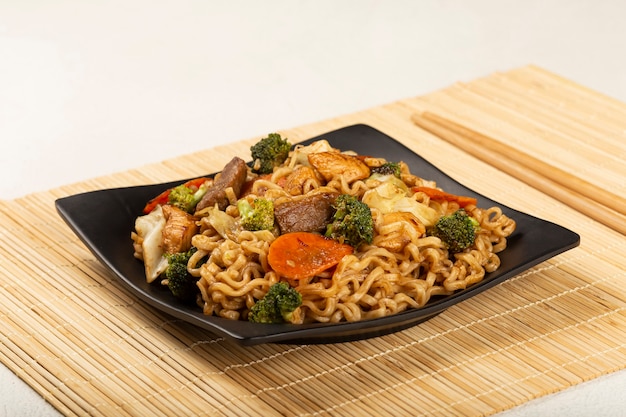 Yakisoba noodles Prato de Yakisoba com carne de frango e vegetais