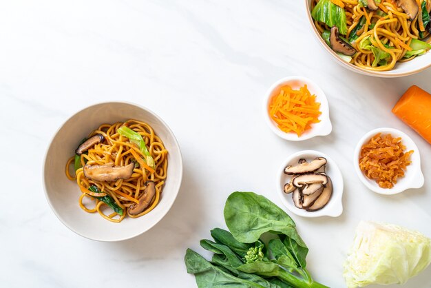 Yakisoba-Nudeln, gebraten mit Gemüse nach asiatischer Art - veganes und vegetarisches Essen