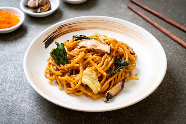 Yakisoba-Nudeln, gebraten mit Gemüse nach asiatischer Art. veganes und vegetarisches Essen