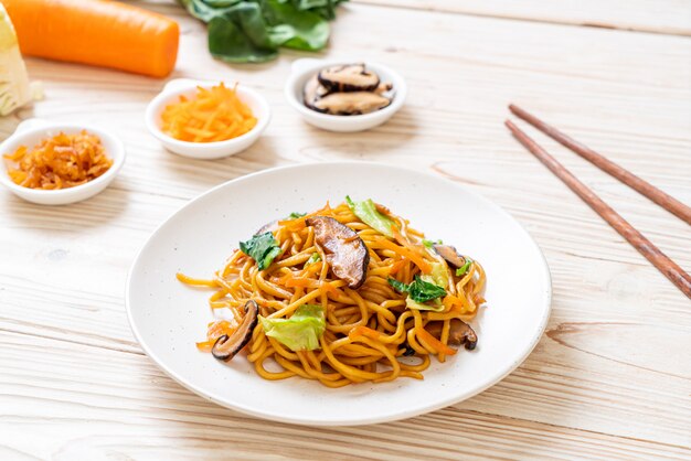 Yakisoba-Nudeln, gebraten mit Gemüse nach asiatischer Art - veganes und vegetarisches Essen