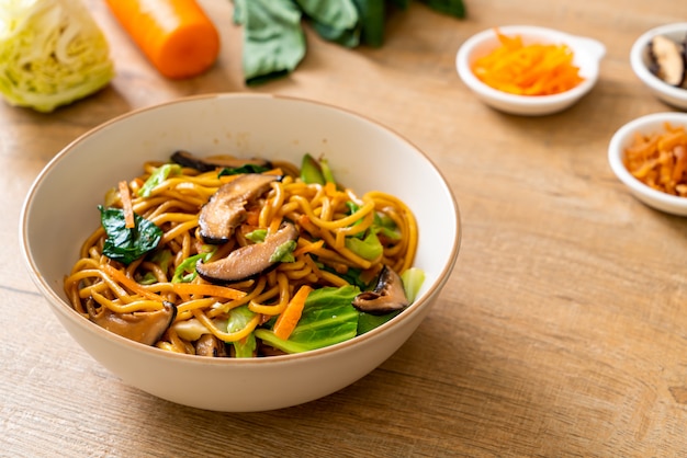 Yakisoba-Nudeln, gebraten mit Gemüse nach asiatischer Art - veganes und vegetarisches Essen