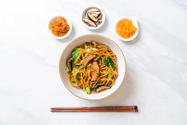 Yakisoba-Nudeln, gebraten mit Gemüse nach asiatischer Art - veganes und vegetarisches Essen