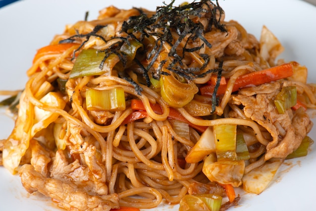 Yakisoba o fideos cocinando con salsa.