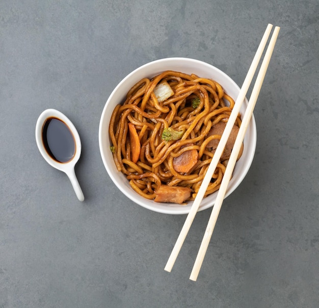 Yakisoba traditionelle asiatische Pasta mit Nudelfleisch und Gemüse