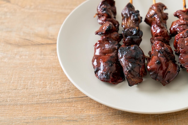 Yakitori de espeto de fígado de frango grelhado serve no estilo izakaya