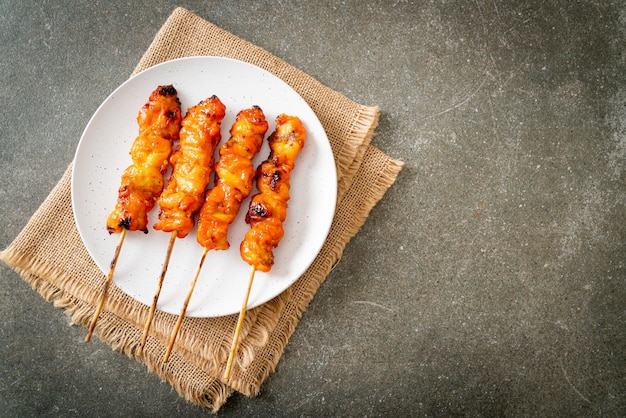 Yakitori de espeto de frango grelhado serve no estilo izakaya