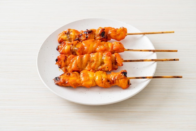 Yakitori de espeto de frango grelhado serve no estilo izakaya