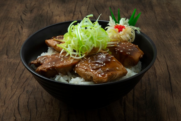 Yakitori Don auf Lauchscheibe mit Sesam bestreuen Hühnchen-Teriyai-Sauce