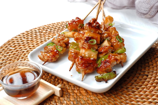 yakitori japanisches gegrilltes hähnchen, nahaufnahme von hühnchen yakitori