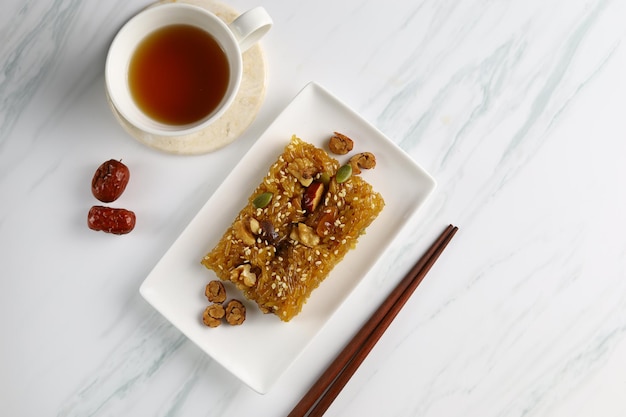 Yaksik o yakbap es un tteok hecho de arroz glutinoso con azufaifa de castaño y piñones