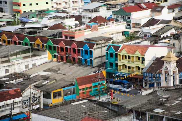 YALA THAILAND 16. August Luftaufnahme Landschaft und Stadtbild mit Verkehrsstraße der Stadt Betong in Südthailand von der Spitze des Resorthotels in Betong am 16. August 2019 in Yala Thailand