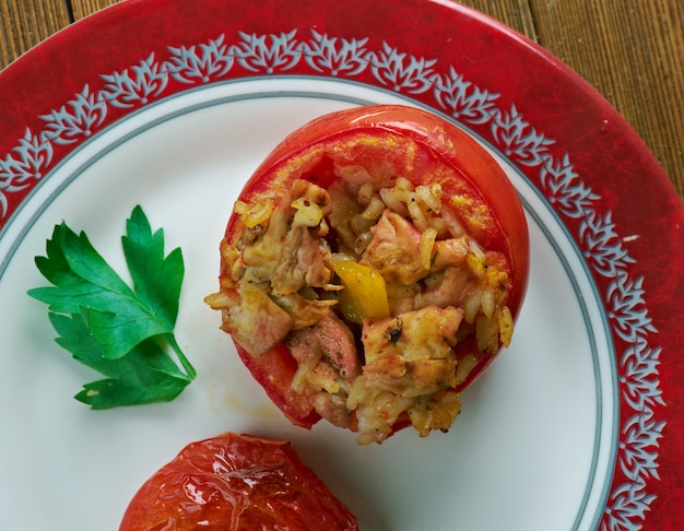 Yalanchi - tomate recheado com carne e arroz. Cozinha do oriente médio