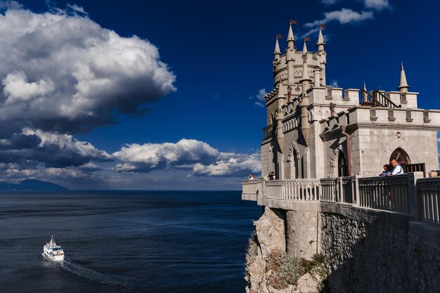 YALTA, RUSIA - 2 DE SEPTIEMBRE DE 2021: Famoso monumento turístico Swallow's Nest Castle en Crimea en la costa del Mar Negro