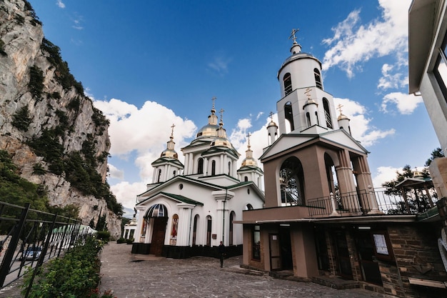 YALTA RUSIA 2 DE SEPTIEMBRE DE 2021 Iglesia del Santo Arcángel Miguel cerca de Yalta en Crimea