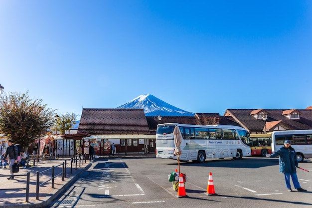 Yamanashi Japão 14 de novembro de 2023 A estação de Kawaguchiko está ligada a muitas linhas de trem e ônibus e é um importante destino turístico com o fundo do Monte Fuji