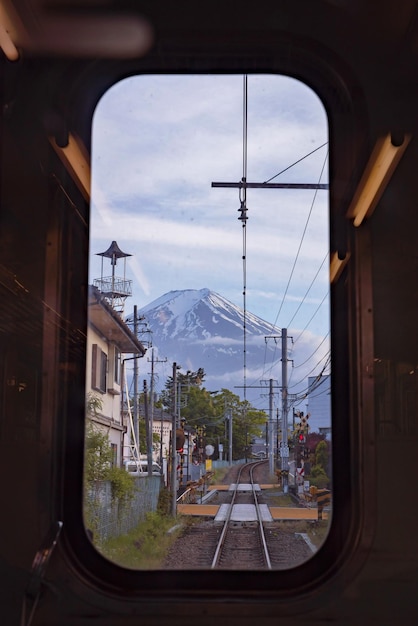 Yamanashi, Japão maio - 19, 2019: Cenário do Monte Fuji ao longo da ferrovia de trilhos de trem através da janela do trem vista da sala do motorista