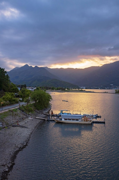 Yamanashi, Japón Mayo - 19, 2019: Hermoso lago Kawaguchiko con barcos en el muelle de madera.