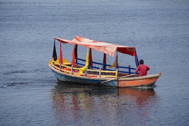 Yamuna river vrindavan Imagen de un hombre remando en un bote en el estanque