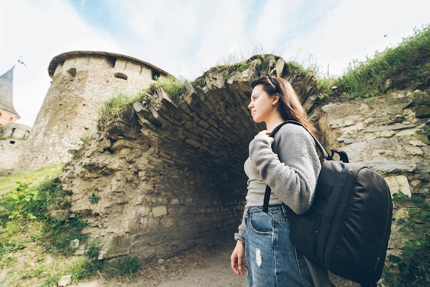 Yang turista de mulher bonita em frente ao castelo