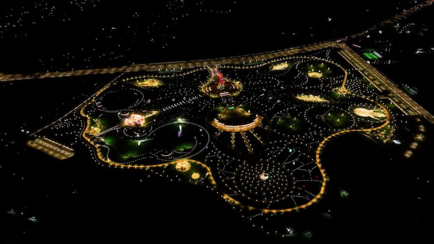 Yangi Ozbekiston Nuevo parque de Uzbekistán en la ciudad de Tashkent por la noche