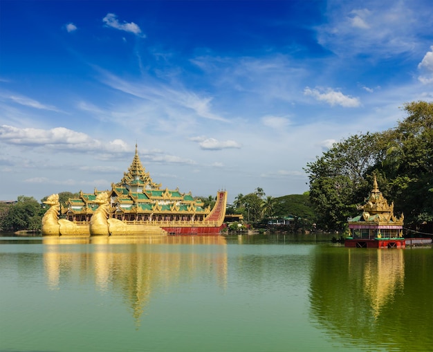 Yangon-Symbol, Wahrzeichen und Touristenattraktion Karaweik Nachbildung eines burmesischen königlichen Lastkahns am Kandawgyi-See Yangon Myanmar Burma