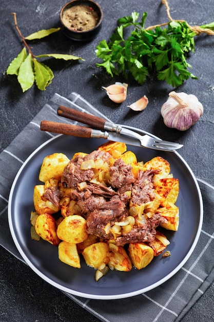 Yankee Pot Roast Schmorbraten auf einem Teller