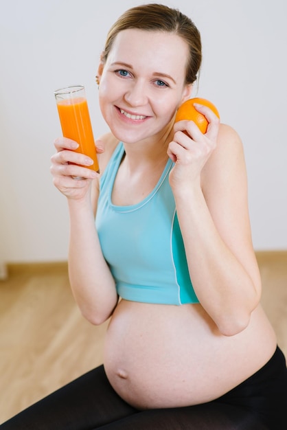 Yappy mujer embarazada con jugo de naranja
