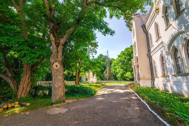 Yard des alten Sharovsky-Herrenhauses im Sommer Ukraine