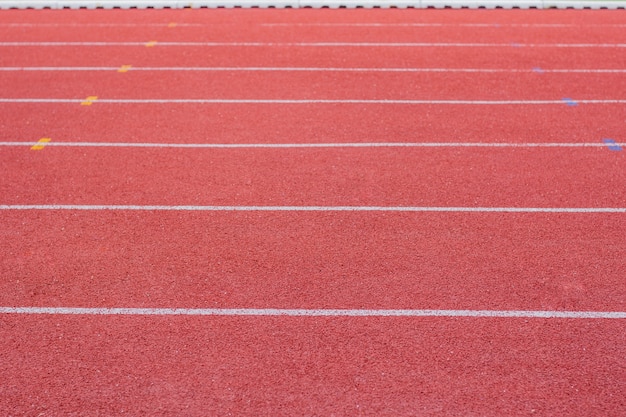 Yard-Linie, Laufstrecke, Leichtathletikbahn, ein roter, weißer Grund.