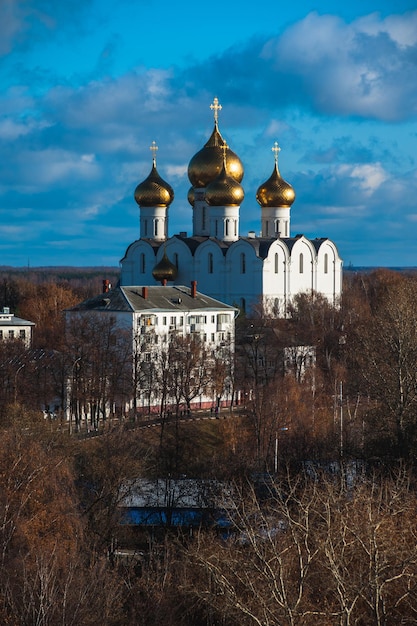 Foto yaroslavl imagem da antiga cidade russa linda casa e ch