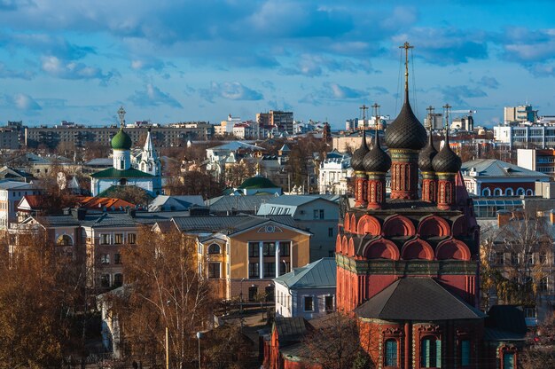 Yaroslavl. Imagen de la antigua ciudad rusa. Hermosa casa y ch