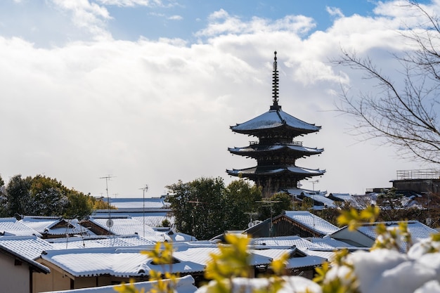 Yasaka-Pagode mit Schnee im Winter Schöne Landschaft von Kyoto Japan