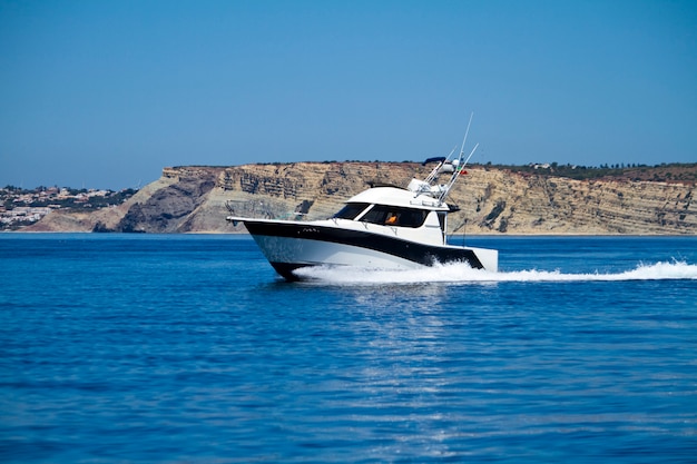 Yatch auf dem Wasser zu beschleunigen