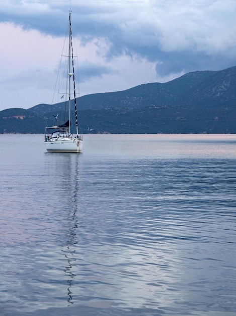 Yate al atardecer en la isla de Cefalonia en el Mar Jónico en Grecia