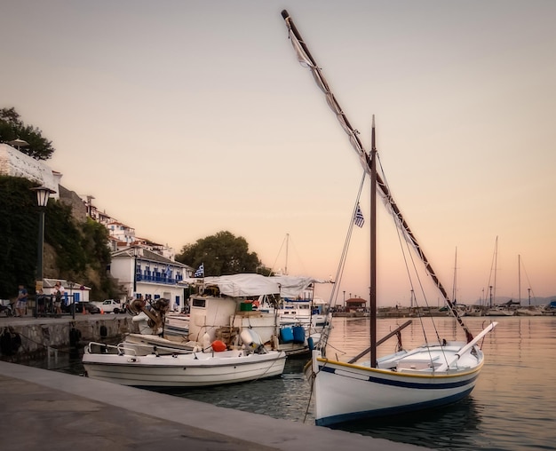 Yate al atardecer en la isla en el Mar Mediterráneo en Grecia