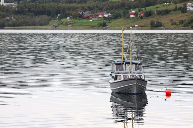 Yate amarrado en la bahía del archipiélago de Lofoten, Noruega