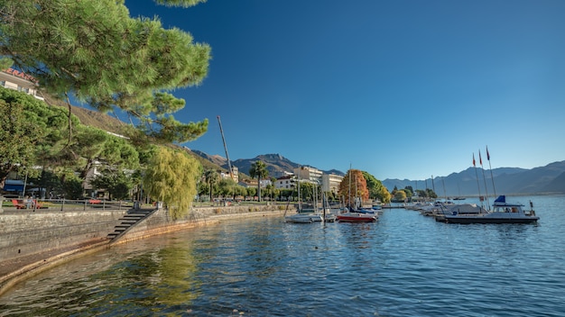 Yate de amarre con vistas al mar