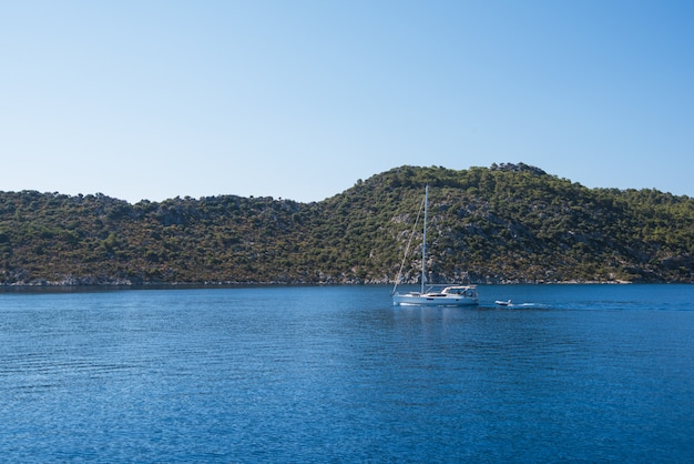 Yate en la bahía