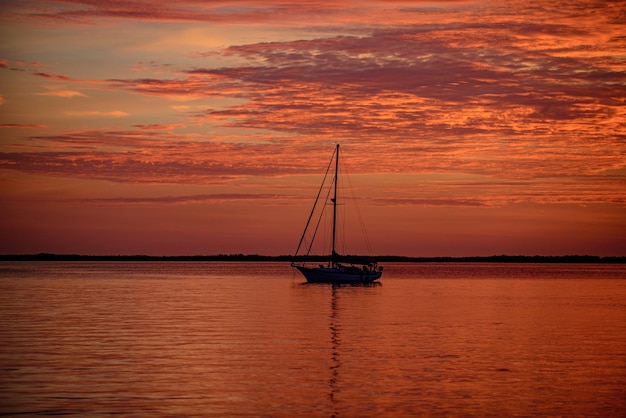 Yate en barco de agua en el océano al atardecer veleros con velas mar viajando